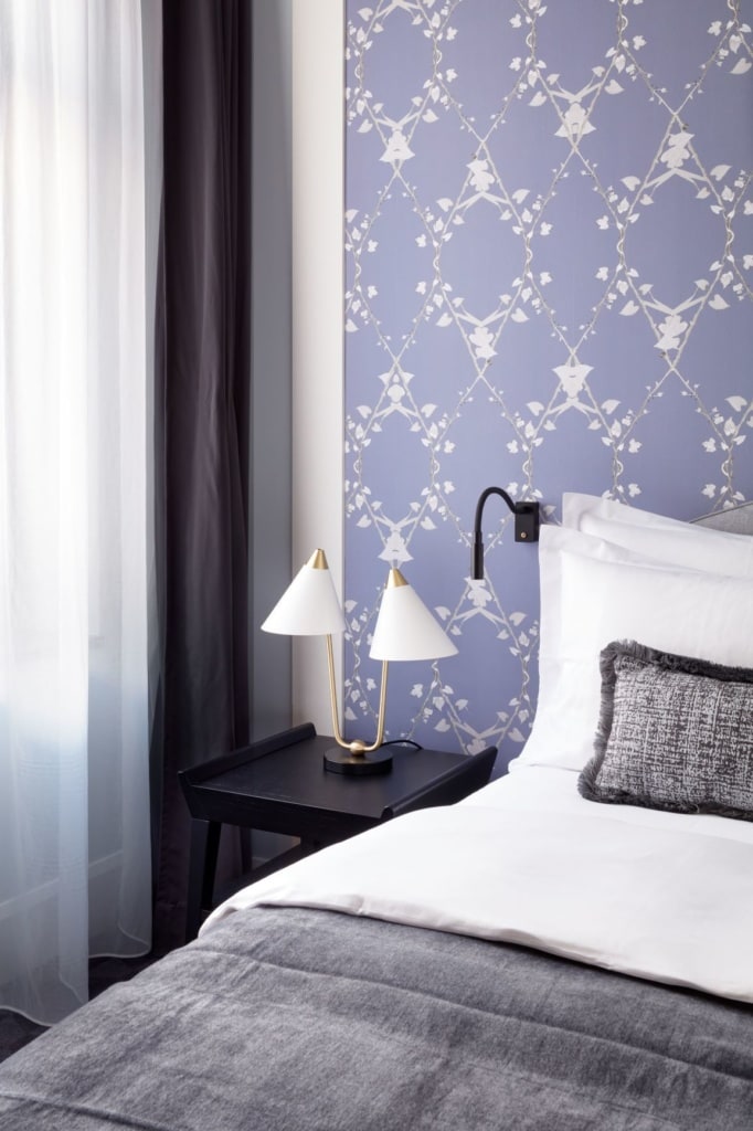 Bett im Zimmer des Hotel Tortue in Hamburg