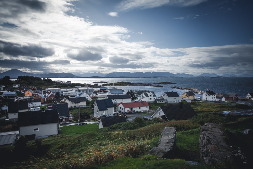 Bud ist ein kleines, typisches Dorf entlang der Atlantic Road in Norwegen.