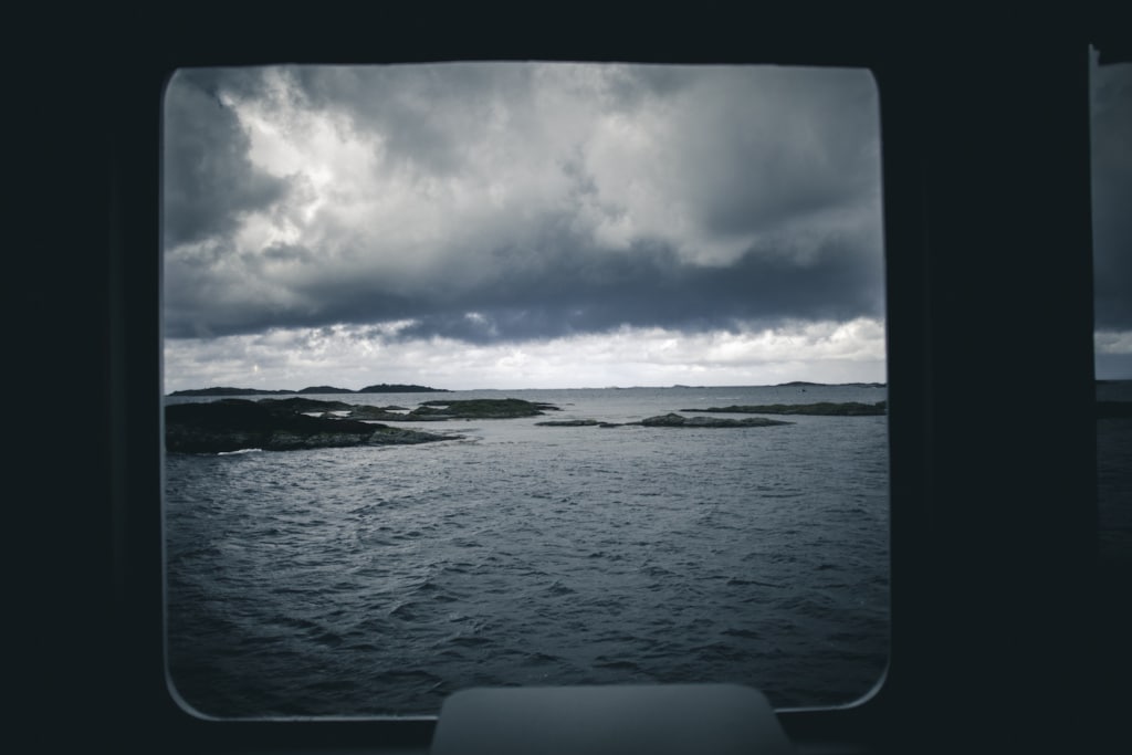 Auf der Atlantic Road in Norwegen muss leider auch mit Regen gerechnet werden – doch die unzähligen Regenbögen entschädigen.
