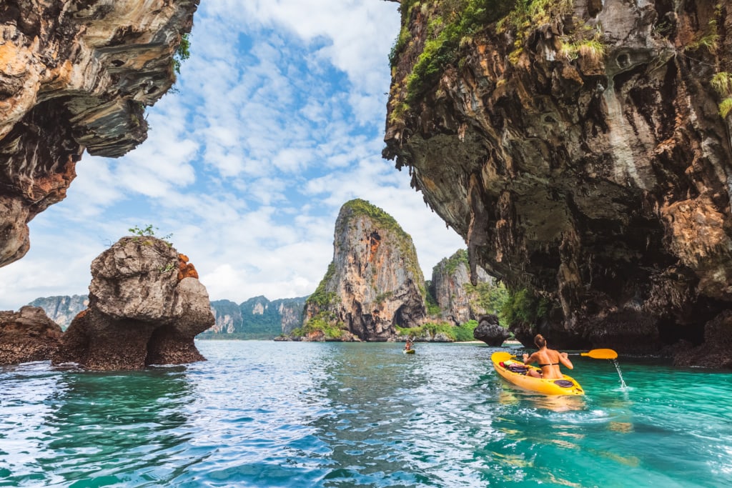Von Kuh Klang, Thailands autofreier Insel, ist es nicht weit zu den berühmten Zwillingsfelsen von Krabi.