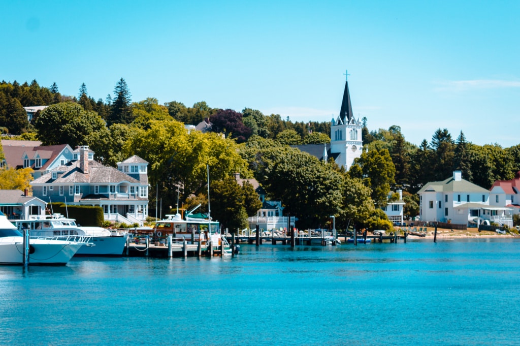 Idyllisch liegt Mackinac Island im Gewässer