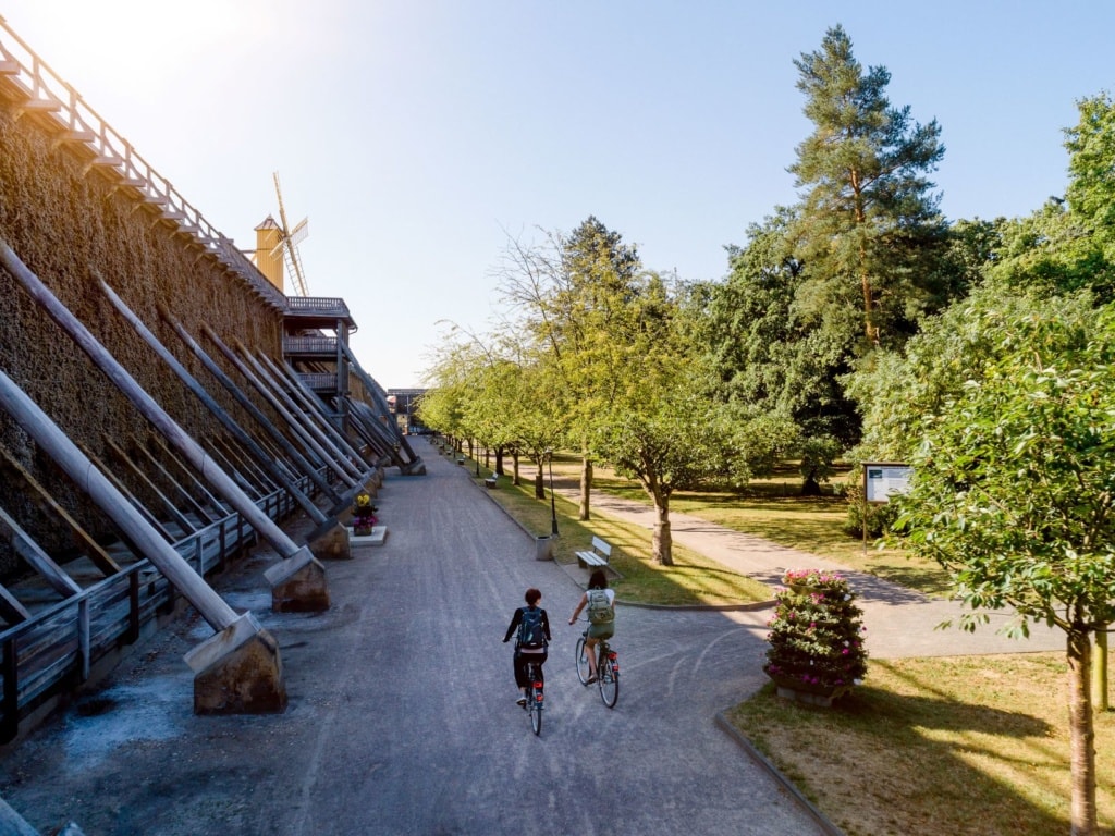Radfahrerinnen Gradierwerk Bad Dürrenberg