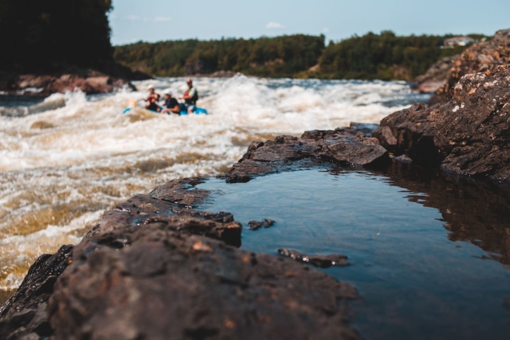 Action in Schwedens Natur: Rafting auf dem Fluss