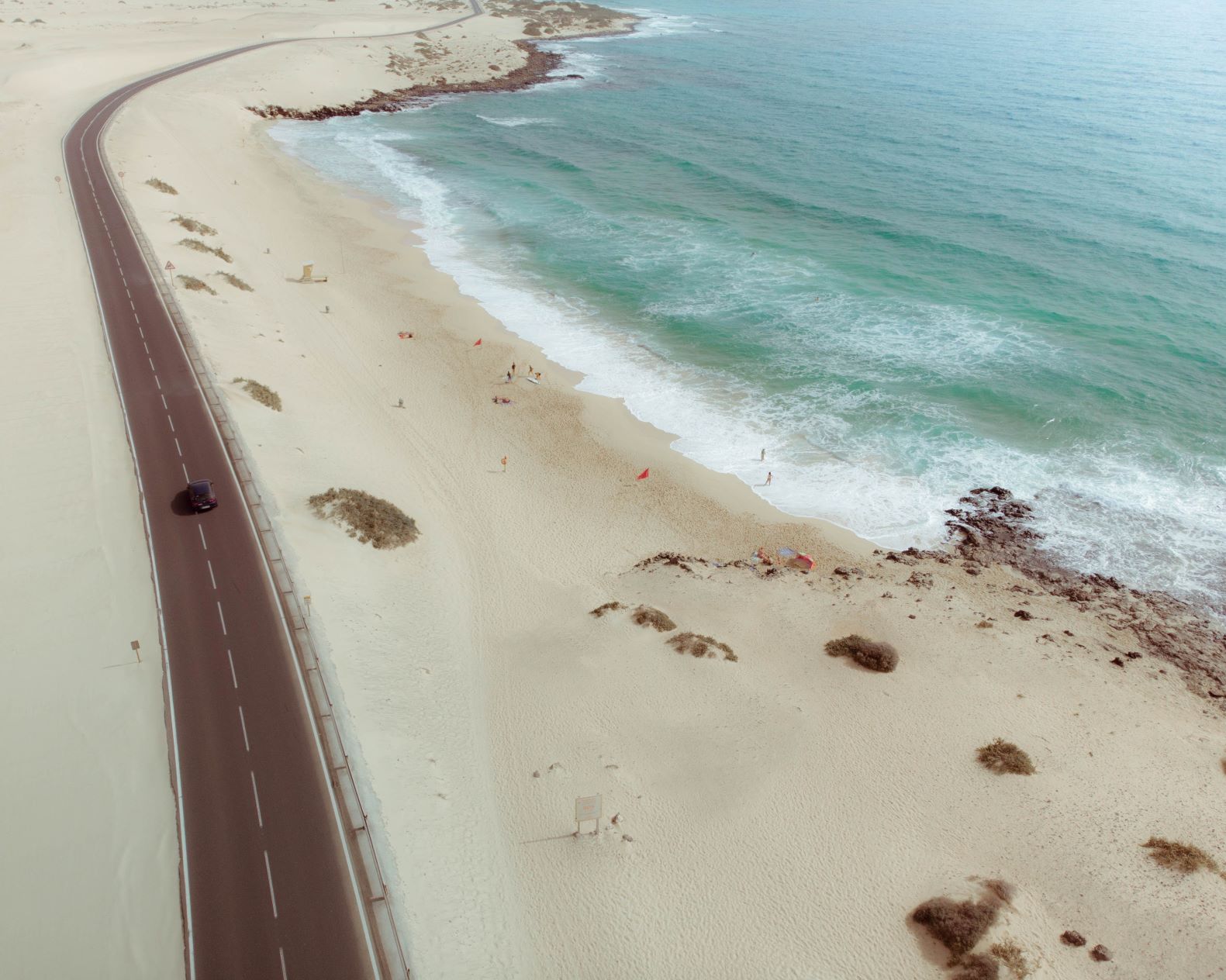 Strand und Straße auf Fuerteventura