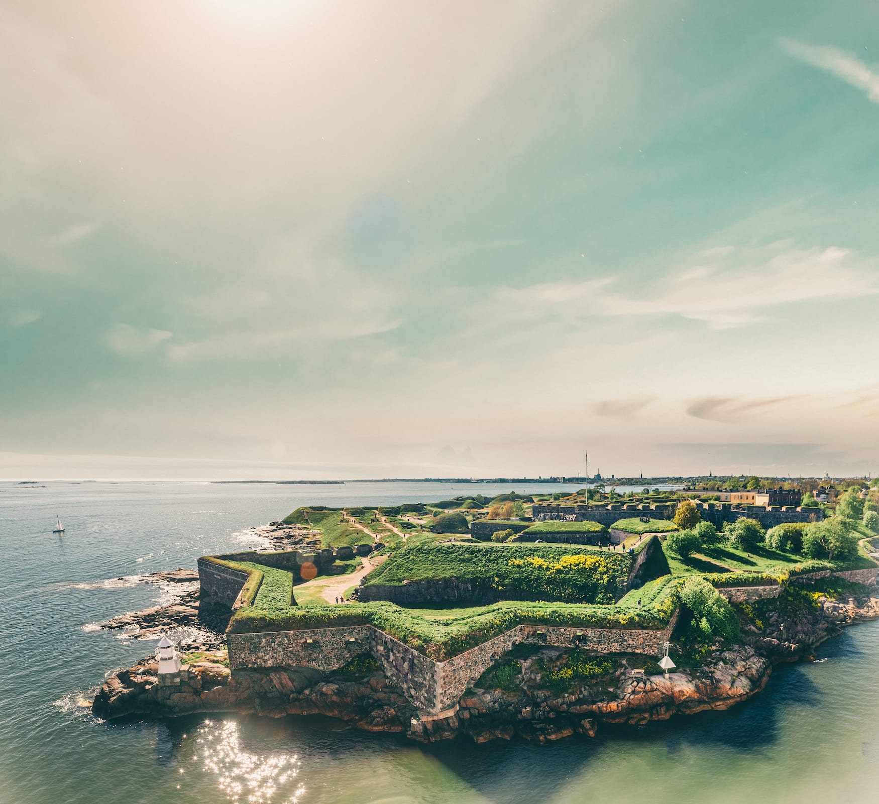 Blick auf die Festungsinsel Suomenlinna vor der finnischen hauptstadt Helsinki