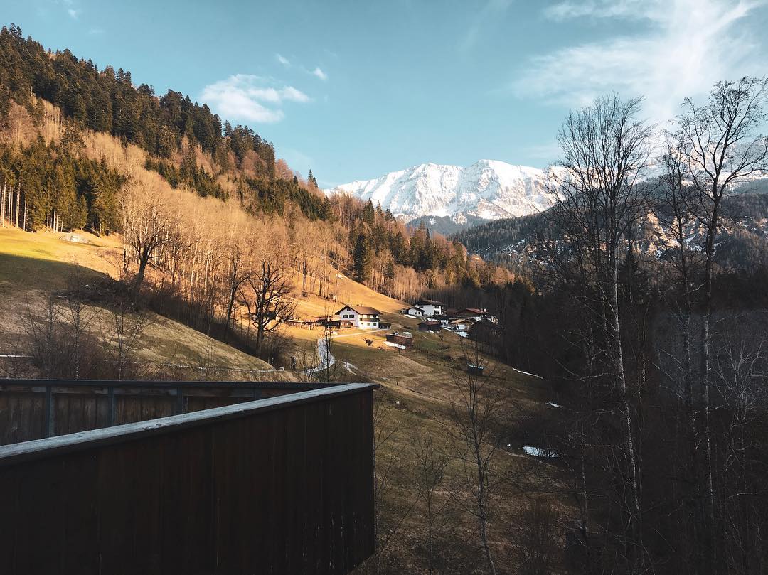 Es war Liebe auf den ersten Blick! Redakteurin Linda @gold_gelb ist nicht nur von der Aussicht auf die Berge entzückt, auch das Hotel @das_graseck möchte sie nicht mehr verlassen. Ein charmantes, familiengeführtes Hotel mitten in den Bergen. #damüsstihrhin #reportervorort #travelgram #passionpassport #bergliebe #mountain #wandern #mountainlovers #travel #garmischpartenkirchen #bayern #welivetoexplore #hoteltest