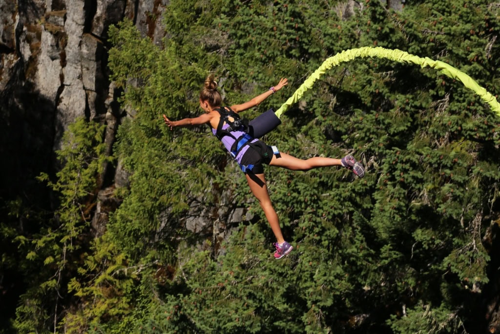 Ein echter Adrenalinkick: Bungee-Jumping.