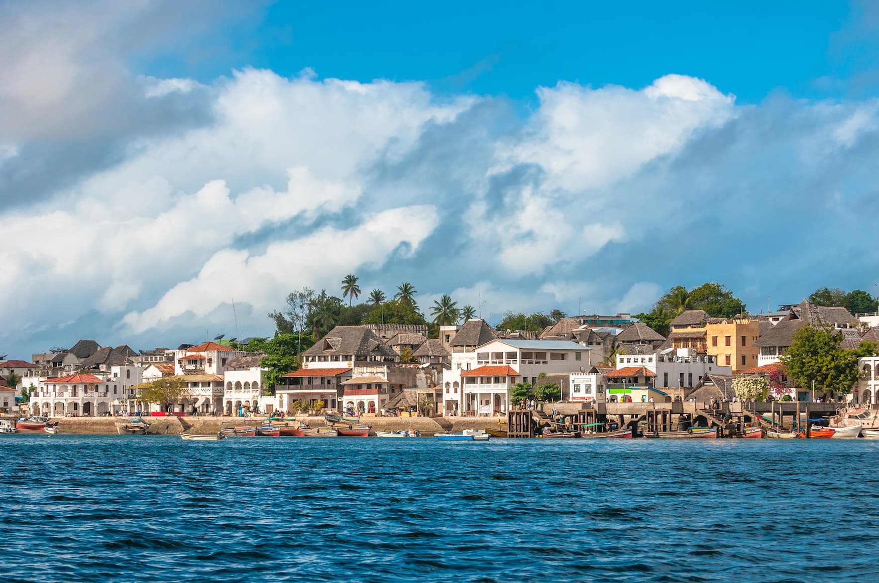 Blick auf die Stadt in Lamu Island vom Wasser aus