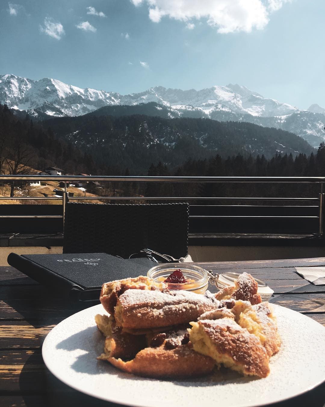 Kaiserschmarrn with a view. 🏔 Geschmacklich und landschaftlich dürfte diese Szenerie kaum zu übertreffen sein. Redakteurin Linda @gold_gelb is(s)t jedenfalls glücklich im @das_graseck. #garmischpartenkirchen #bayern #hoteltest #mountainlovers #welivetoexplore #reportervorort #foodporn #passionpassport #travelgermany #travel