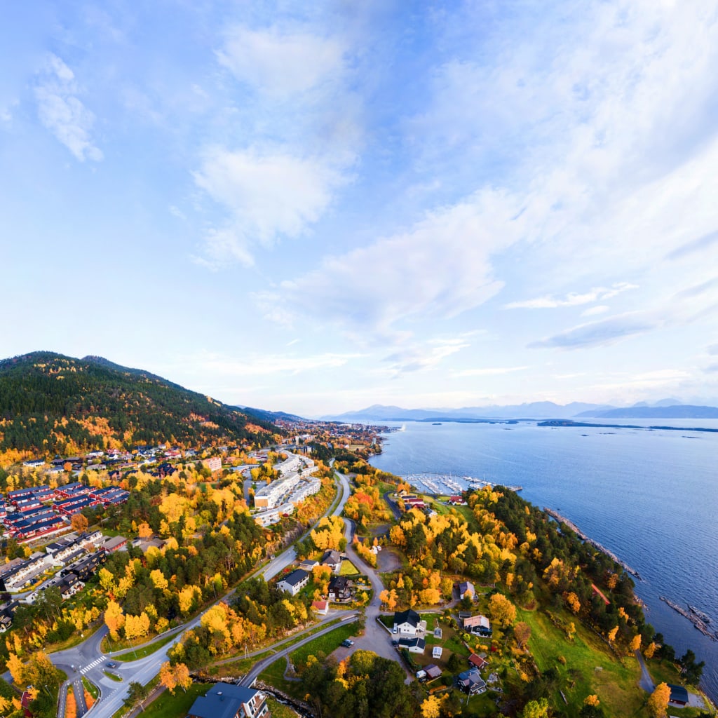 Molde in Norwegen ist zwar eher eine graue Industriestadt – doch der Ausblick über den Fjord ist gigantisch.