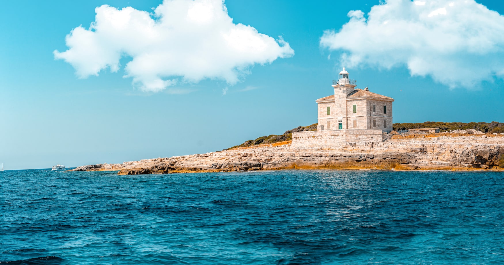 Küstenlinie der Brijuni Insel in kroatien auf den Leuchtturm