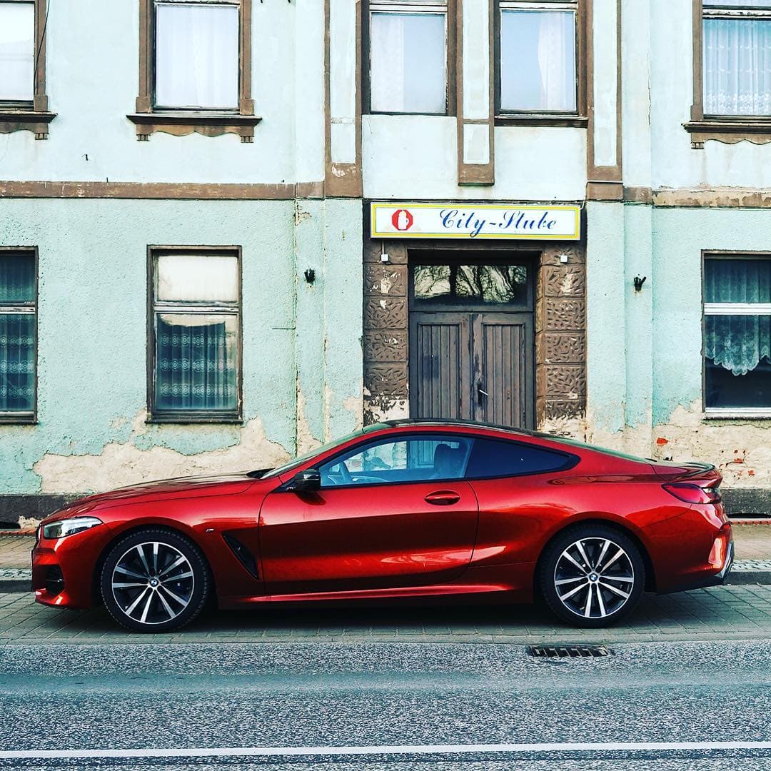 @weissens hat für uns diesen Flitzer getestet.  #bmw850i – und wie lautet sein Fazit? Das ist eine Prollkarre vor dem Herrn! Ab nächste Woche gibt es Details zu lesen. #brumm #auto #soloparking #ladyinred