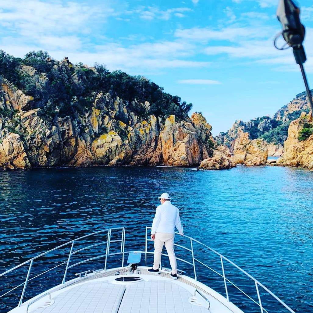 Wir sind etwas sonnenneidisch! @aspirinia genießt das Wetter an der Costa Brava. Um genauer zu sein auf der hoteleigenen Motoryacht des @alabrigahotel. #ohwhatajoy #reportervorort #welivetoexplore #travelgram #hotelreview