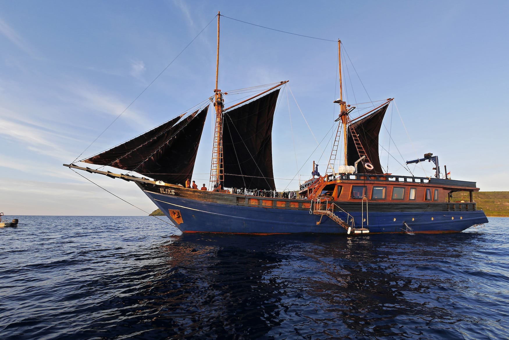 Tauchschiff unterwegs in Indonesien