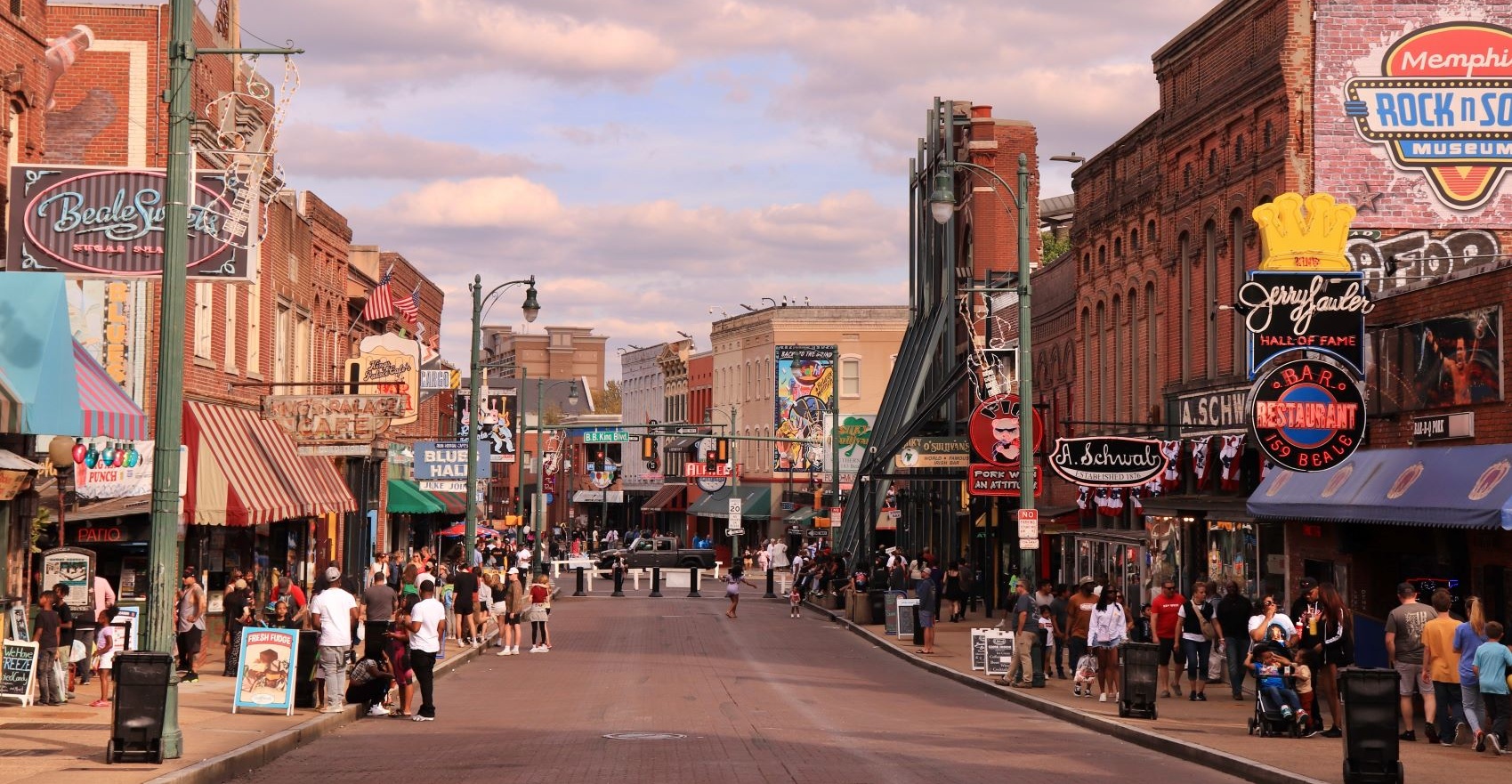 Besucher auf Beale Street in Memphis, USA