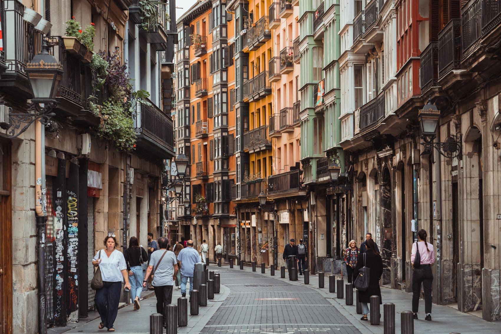 Straße im historischen Viertel von Bilbao in Spanien 