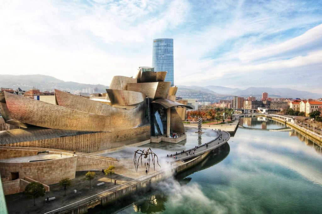 Blick auf Panorama von Bilbao, im Vordergrund das Guggenheim Museum
