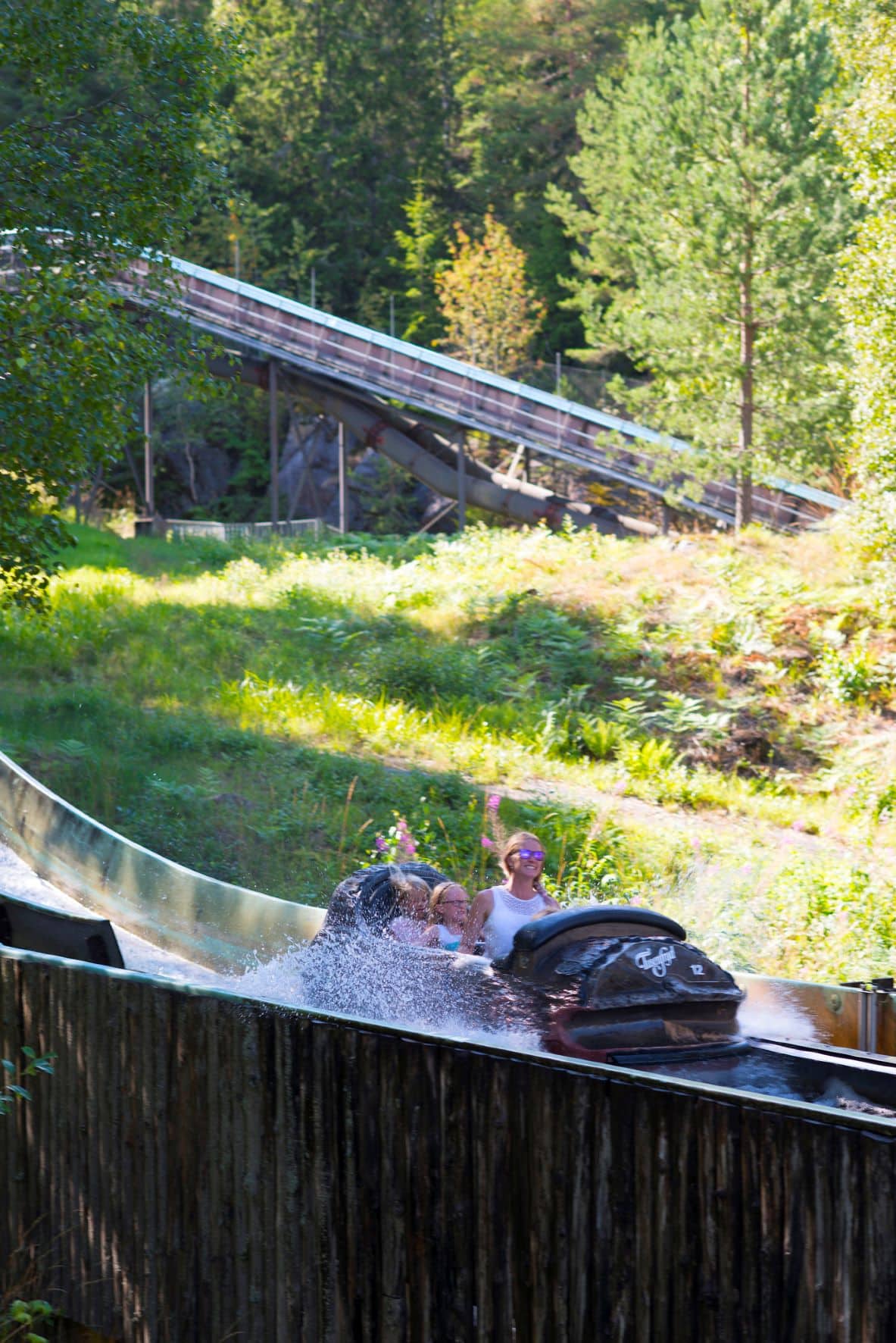 Familie in einem Floß auf einer Wasserrutsche im TusenFryd-Freizeitpark in Norwegen