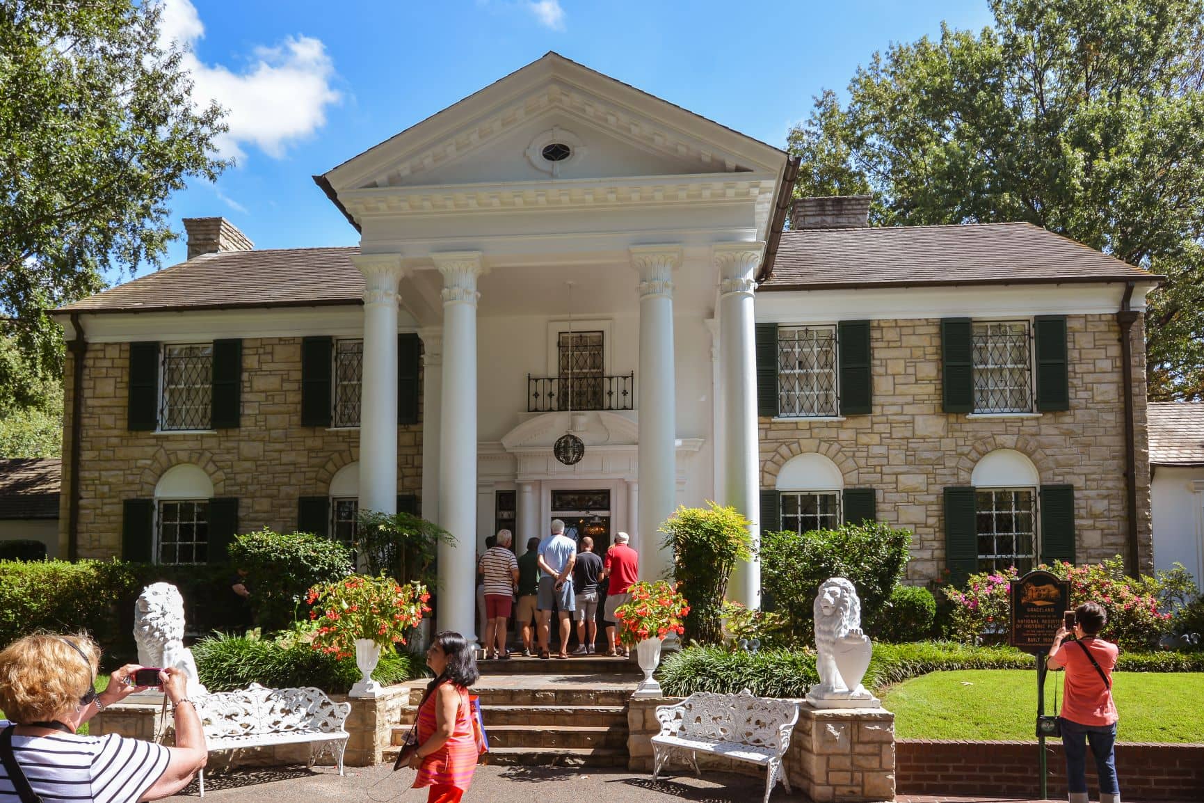 Touristen vor dem Graceland-Haus in Memphis