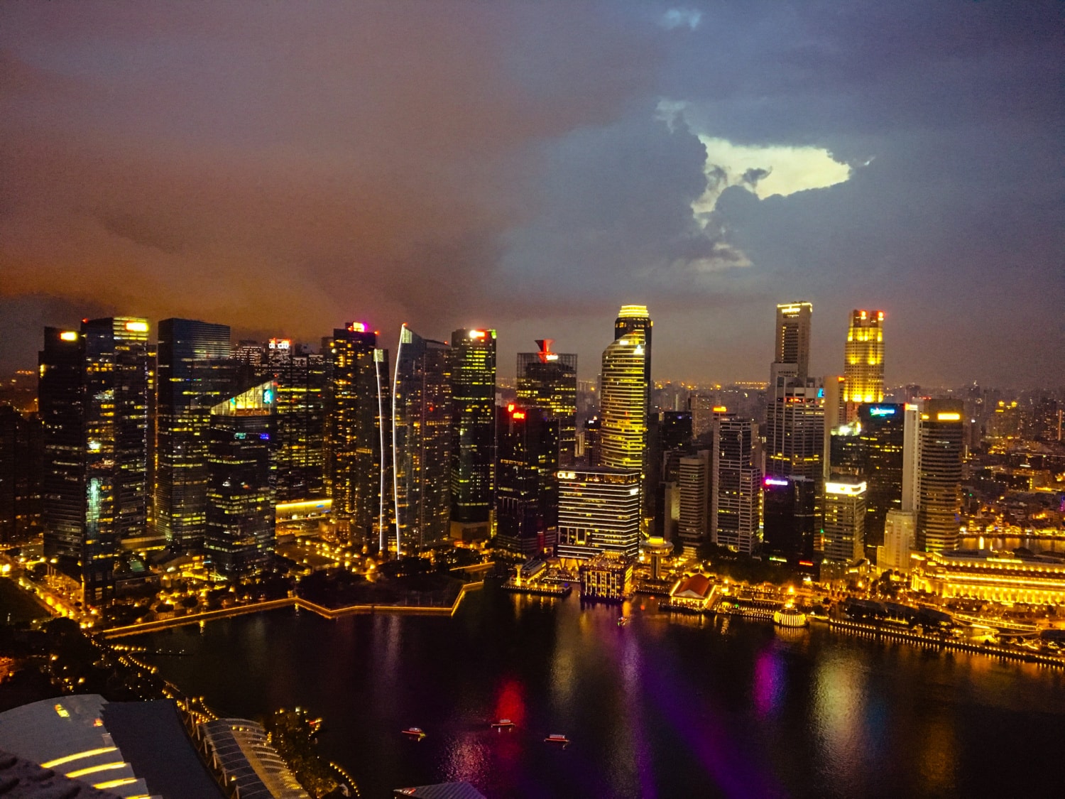 Skyline von Singapur bei Nacht