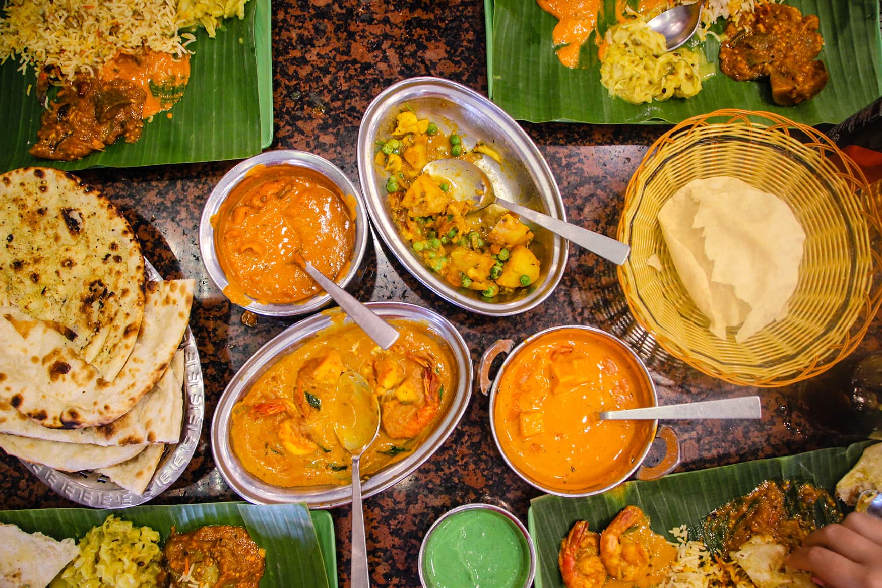 Verschiedene Currys in indischem restaurant in Singapur