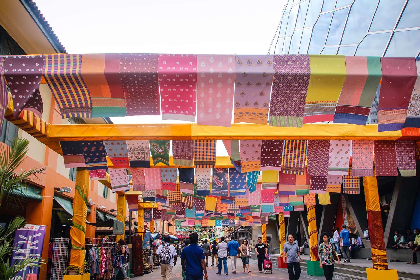 Bunte Girlanden in den Straßen in Little India in Singapur