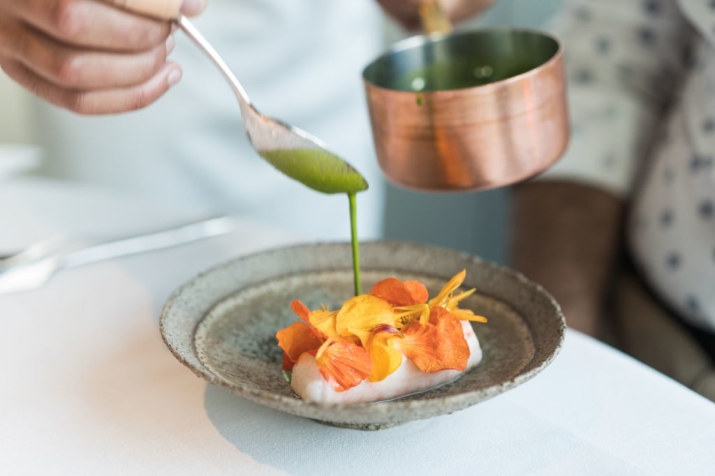 Essen im Restaurant Maaemo in Oslo