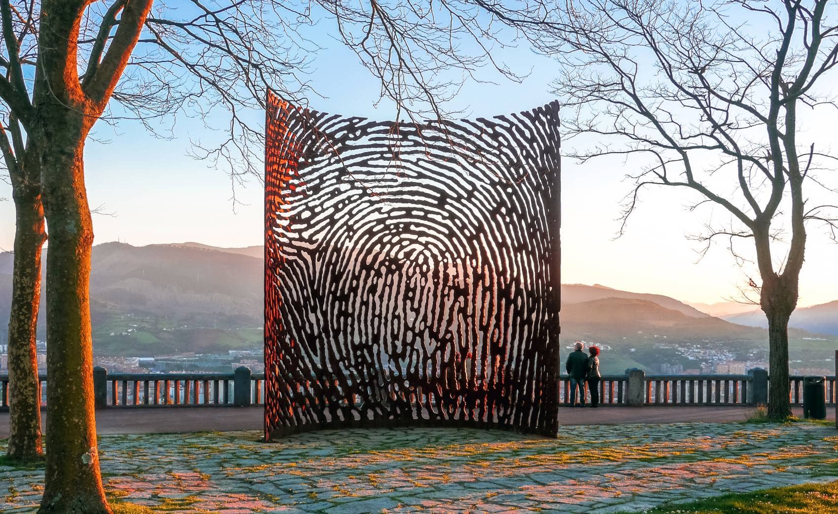 Skulptur La Huella auf Berg Artxanda 