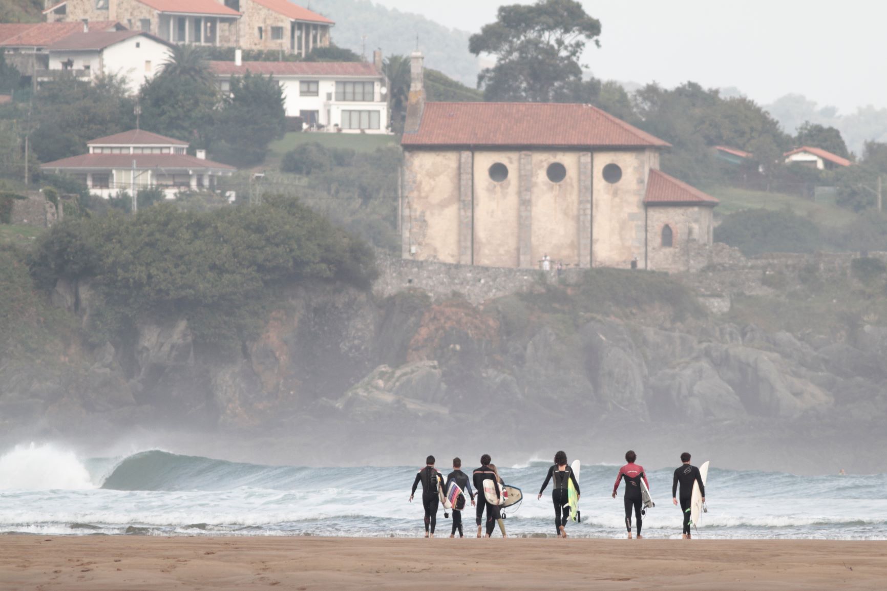 Surfer am Strand von Mundaka