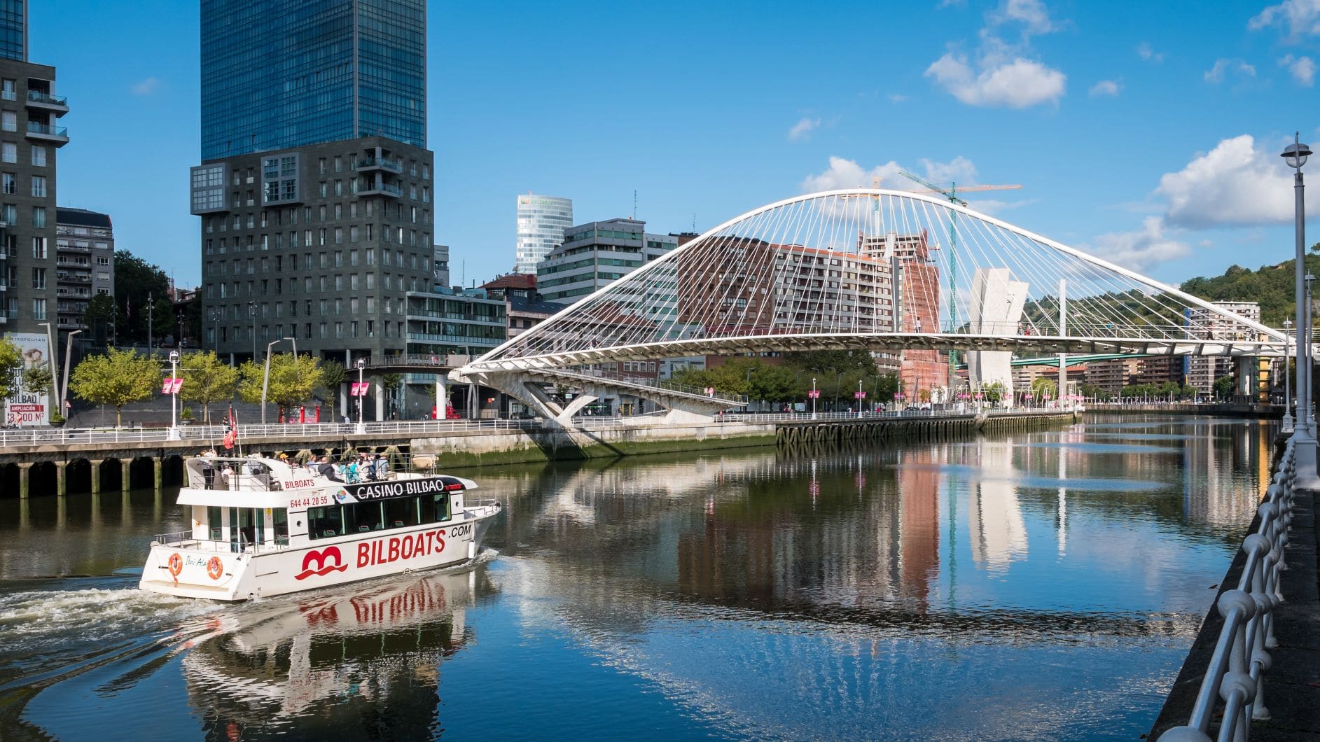 Touristen-Ausflugsboot in Bilbao 