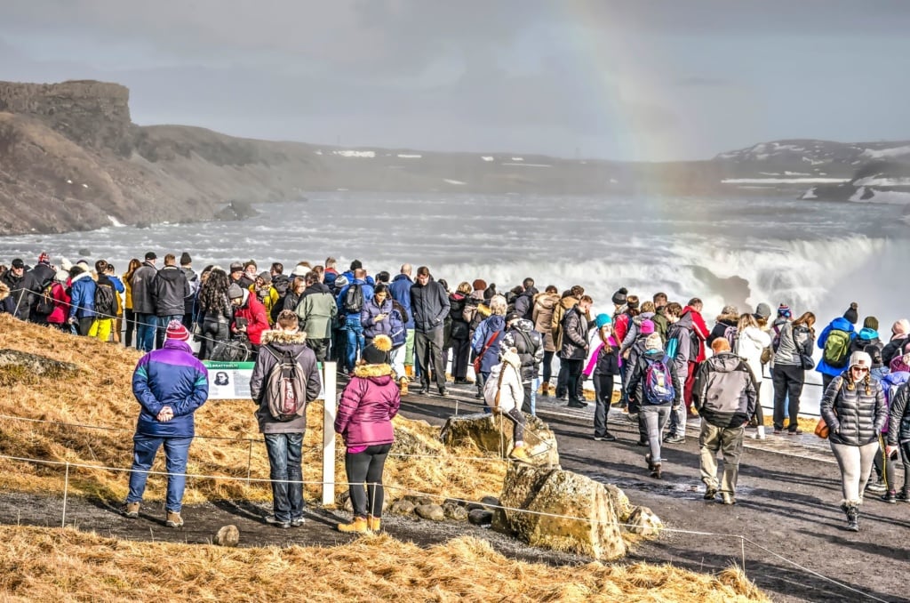 Touristen am Wasserfall Gulfoss in Island