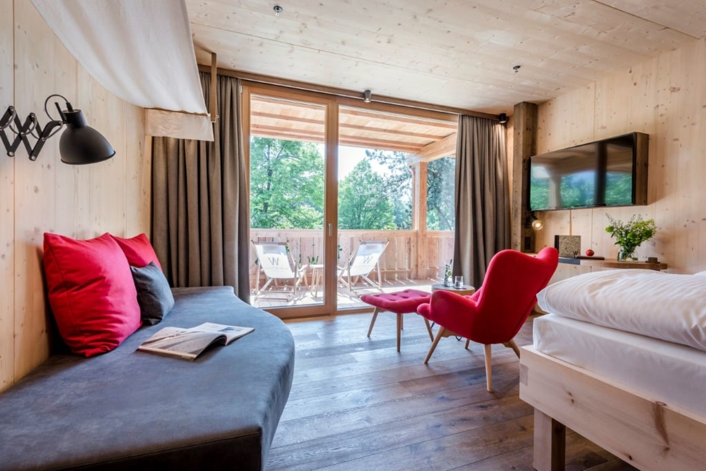 Zimmer mit Balkon im Hotel Werdenfelserei in Garmisch