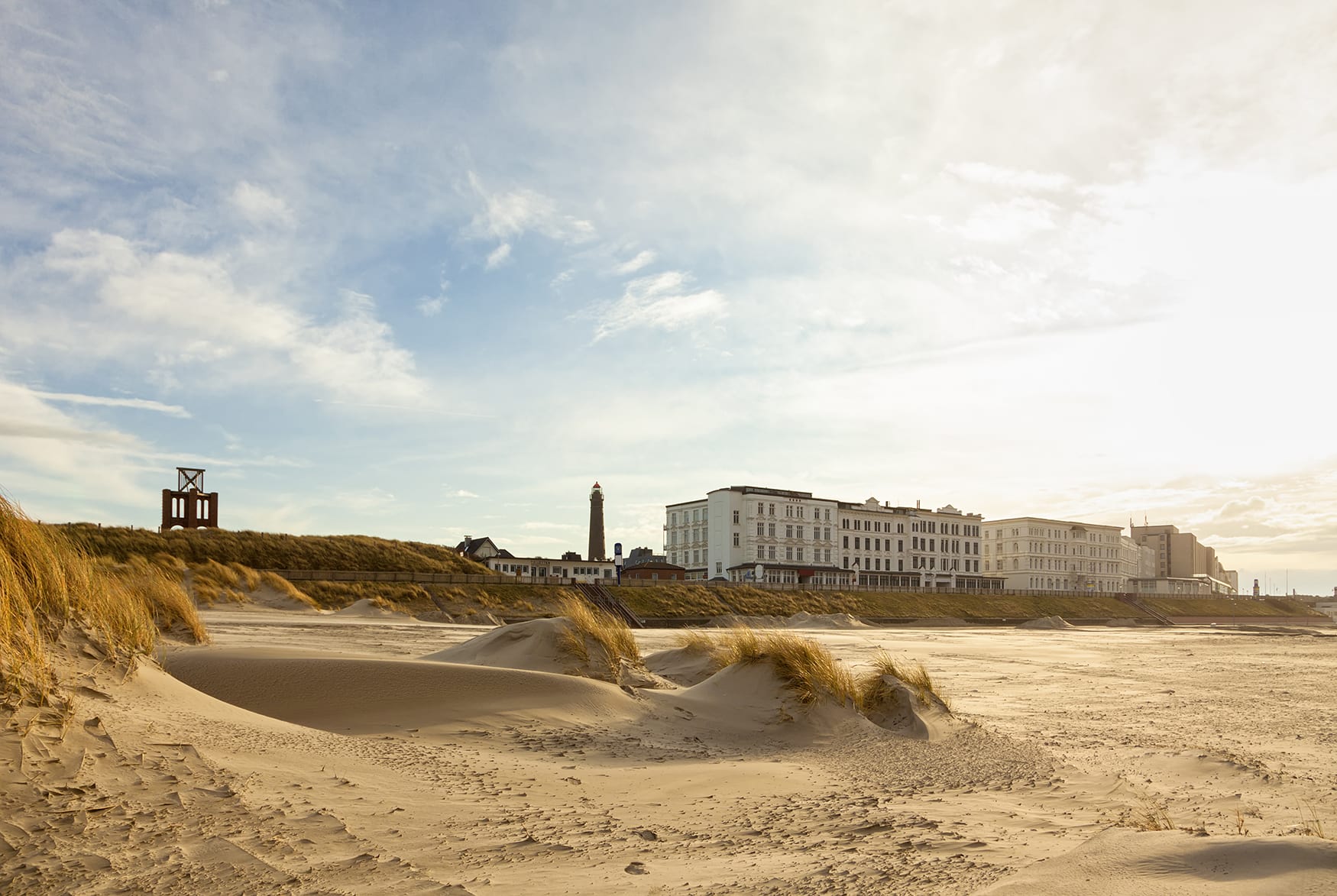 Leuchtturm an Strandufer in Borkum