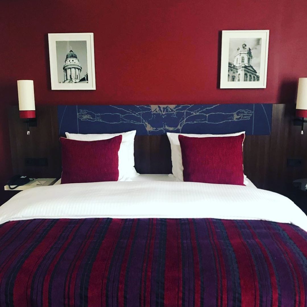 Es muss nicht immer sündhaft teuer sein, um bequem zu nächtigen. Beispielsweise das Haus der @leonardohotels in Berlin-Friedrichshain. #reportervorort #hotelreview #sleepwell