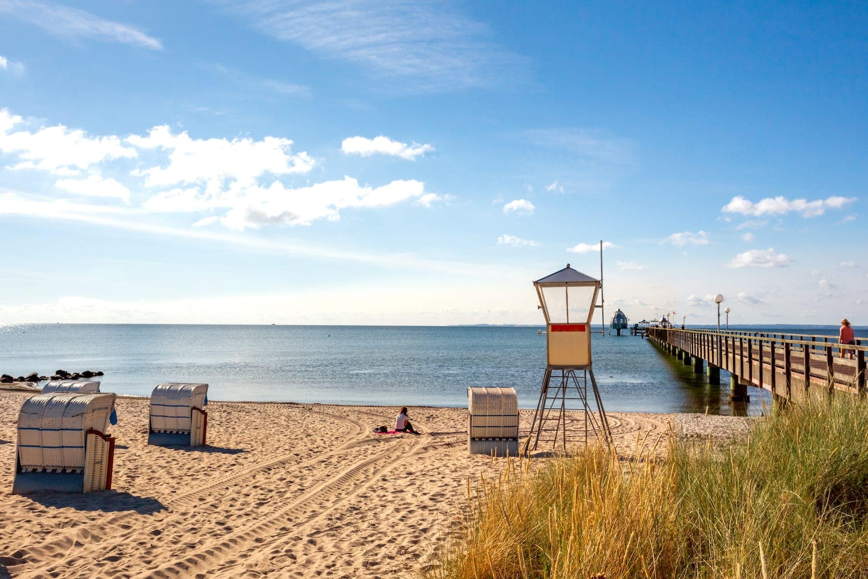 Blick auf den Strand in Grömitz mit Seebrücke