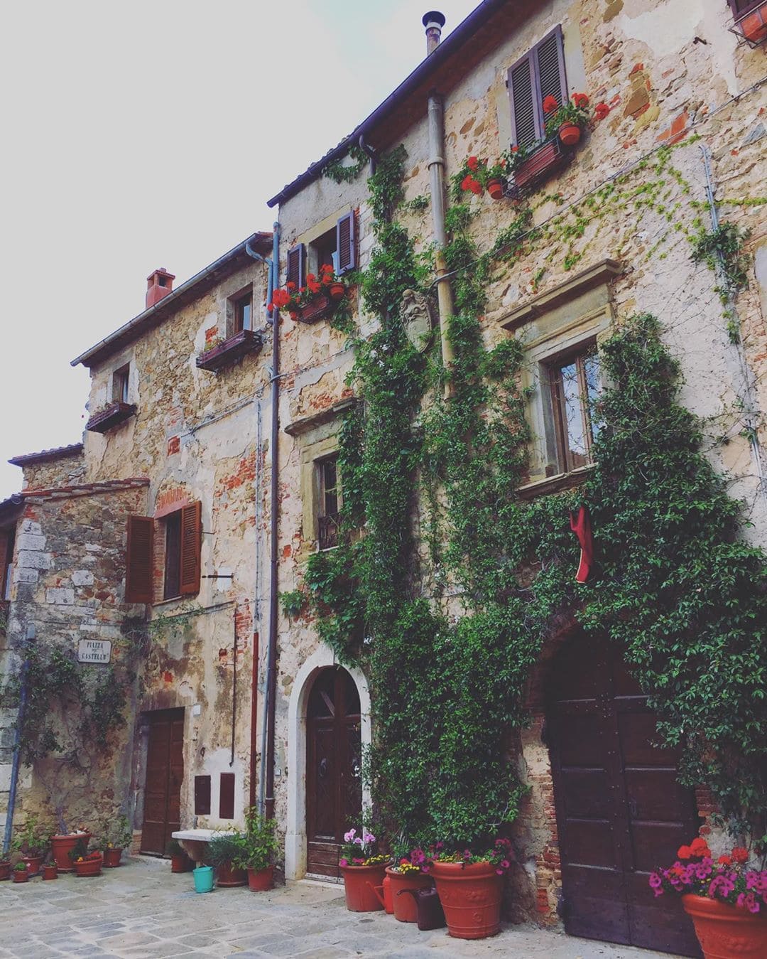 Hach – die Dörfer der Toskana sind einfach romantisch. @marie.worldwild war auf einen Abstecher in Italien. #bellaitalia #toskana #spaziergang #oldbutgold #comewithme #passionpassport #traveldeeper #italiengehtimmer #travel #montemerano #traveling #reporterontour #reisenexclusiv