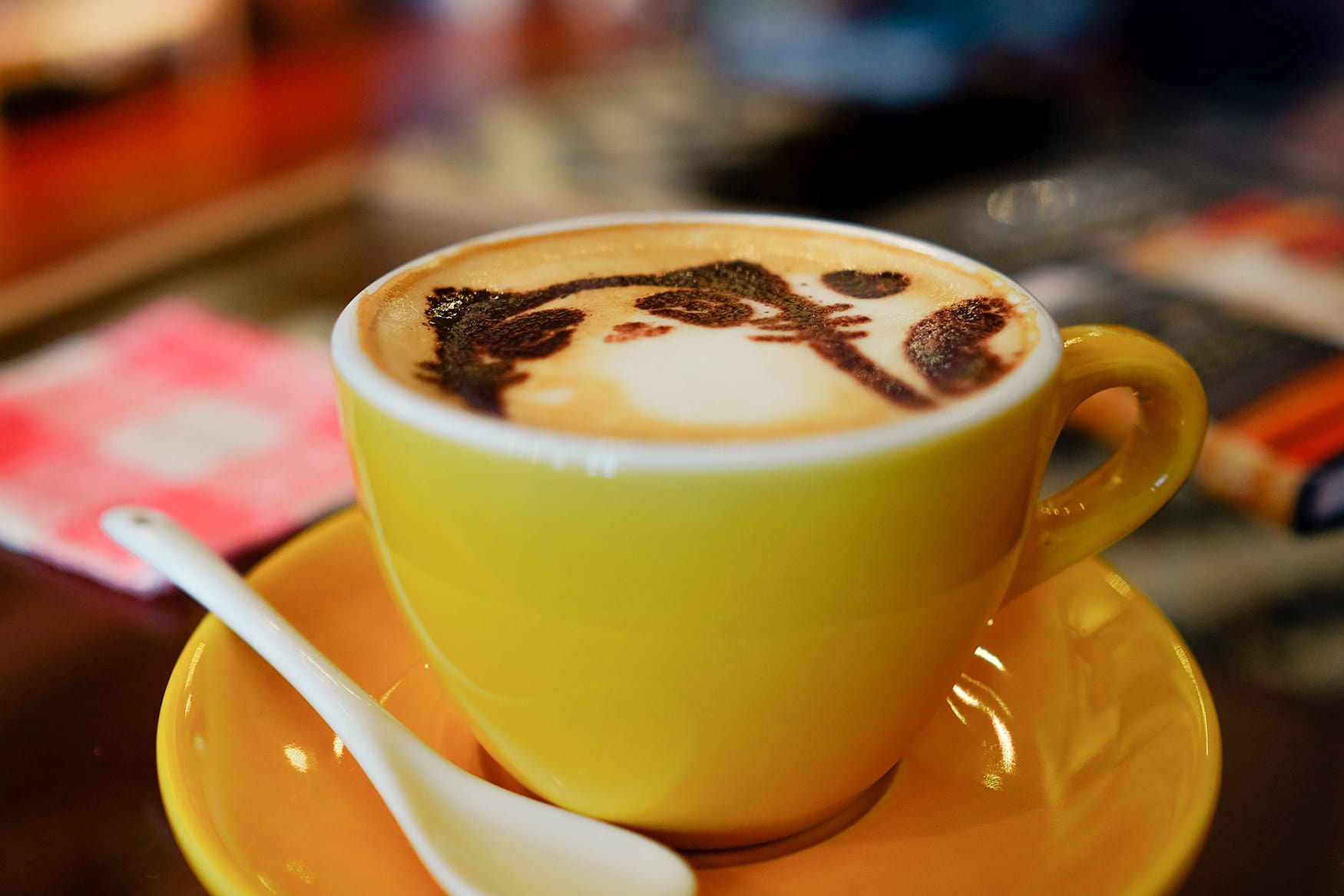 Gelbe Tasse Kaffee in Café