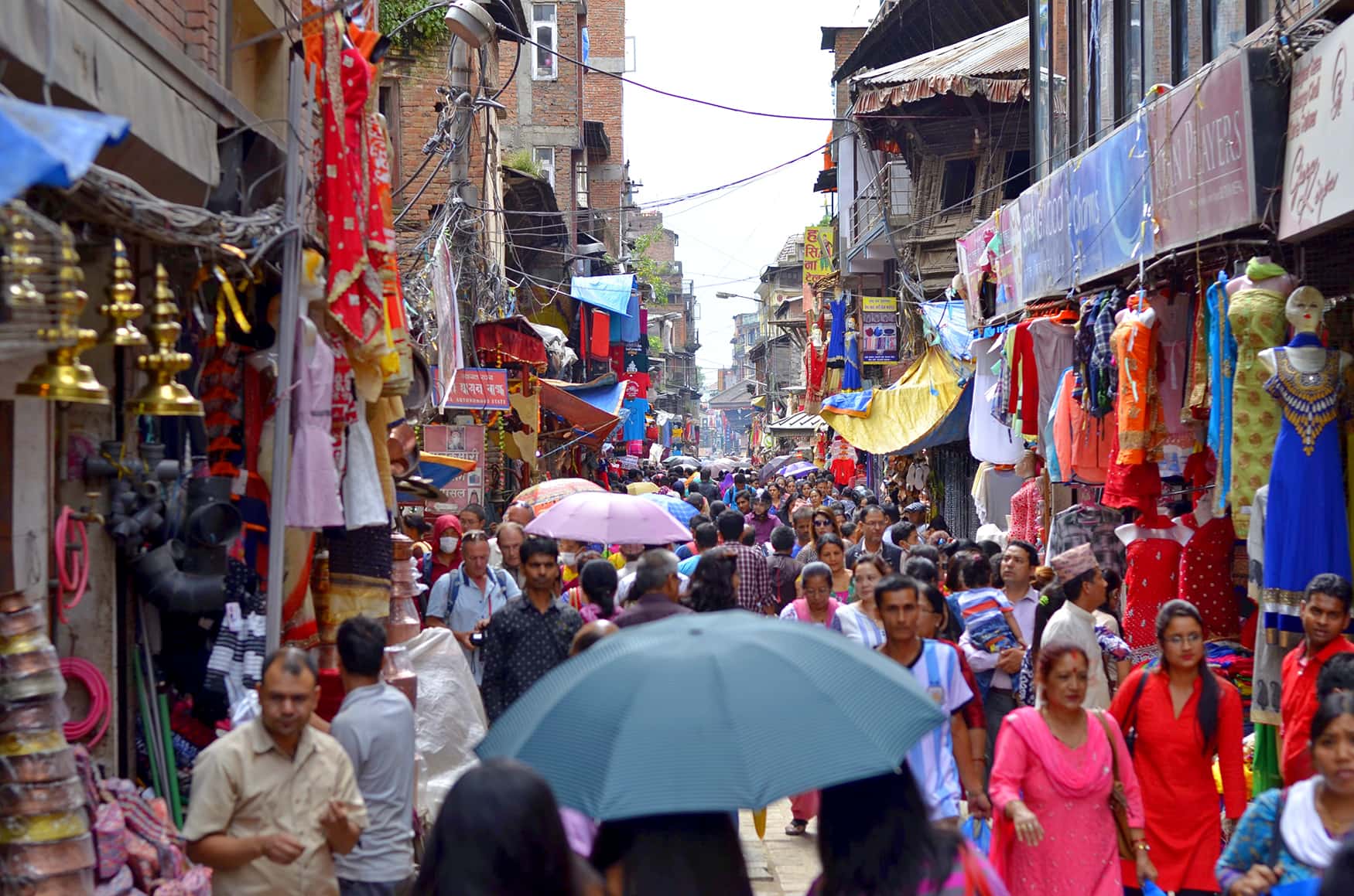 Belebte Straßen in der nepalesischen Hauptstadt Kathmandu