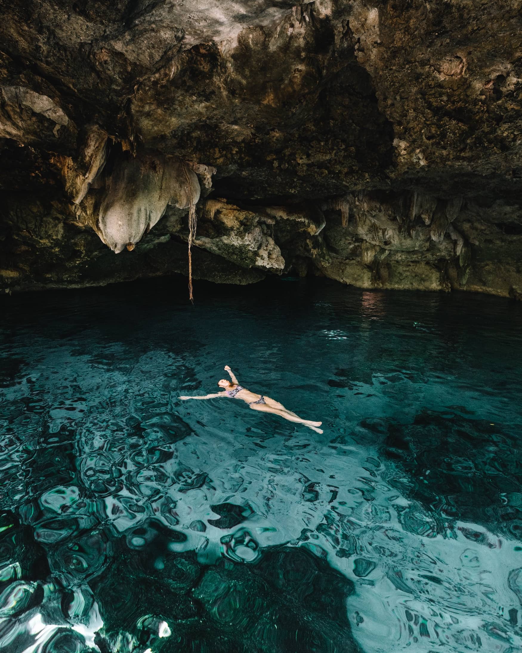Frau schwimmt in Cenote in Mexiko