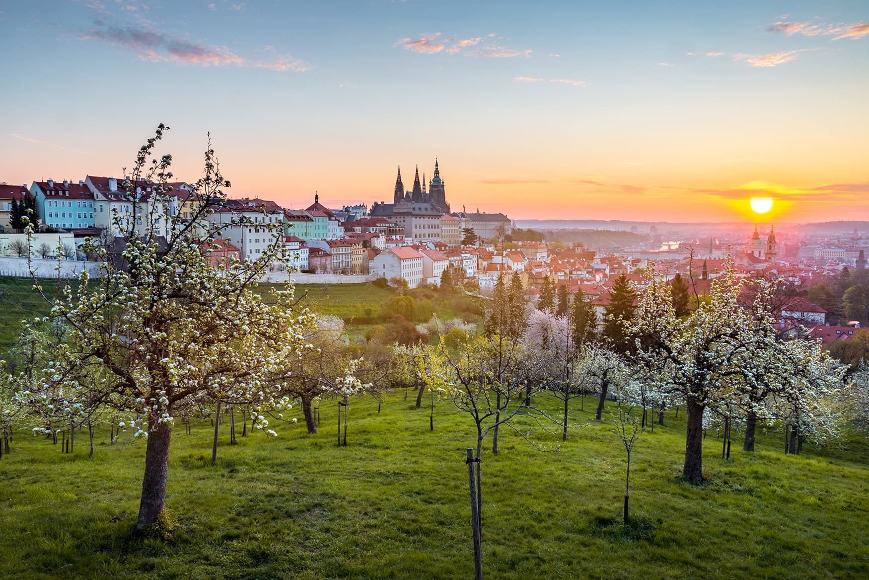 Blick auf die Prager Burg bei Sonnenuntergang