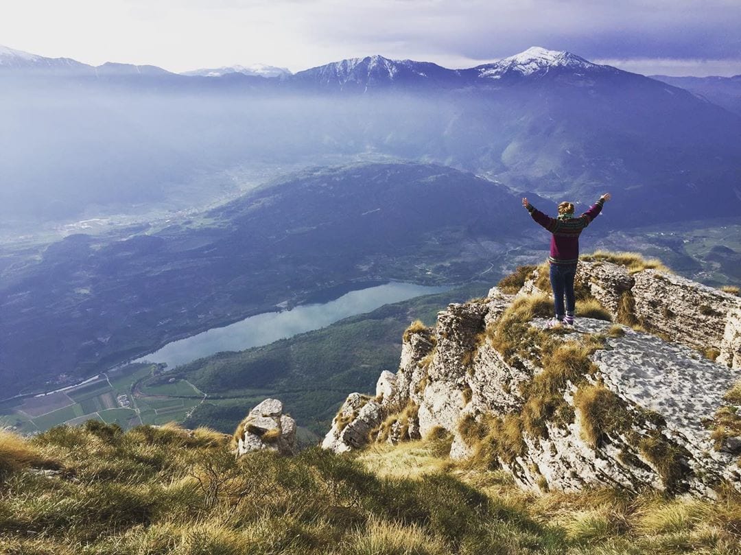 Redakteurin @marie.worldwild wandert im Alpenparadies in Italien. Bei diesem Ausblick sind wir ein kleines bisschen neidisch. #gardasee #alpen #bergeliebe #travelwithme #comewithme #traveldeeper #passionpassport #bellaitalia #summit #alpenglück