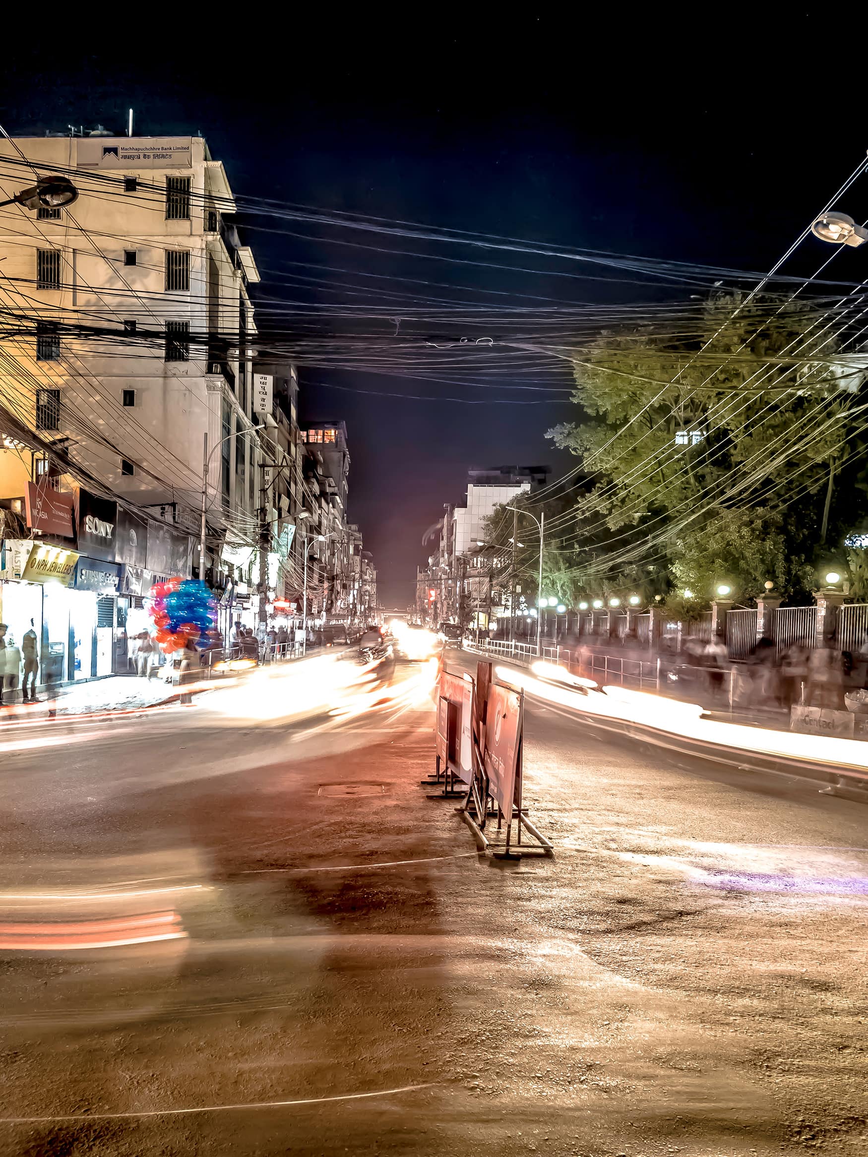 Verkehr bei Nacht in Kathmandu