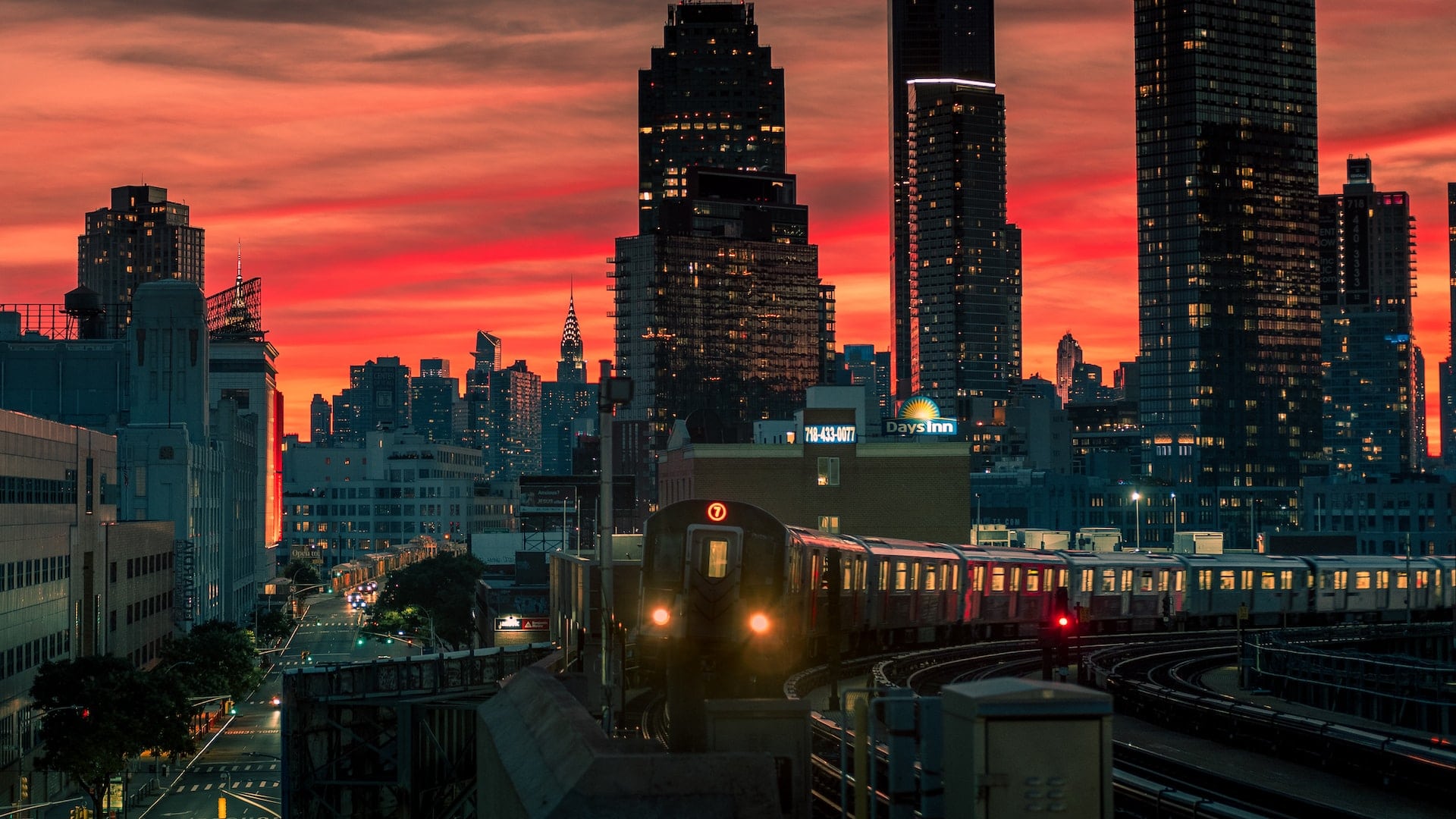 U-Bahn-Linie 7 fährt durch New Yorker Stadtteil Queens 
