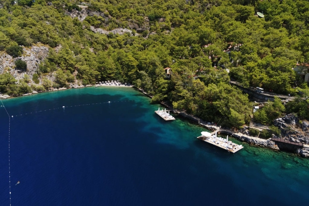 Das Beach Hillside in der Türkei schafft es auf unsere Liste der liebsten Beach Bars – wegen seiner abgeschiedenen Lage.