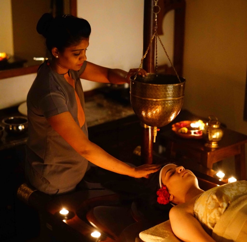Im Atmantan Wellness Resort in Indien ließ sich unsere Autorin mit einer Stirngussmassage verwöhnen.