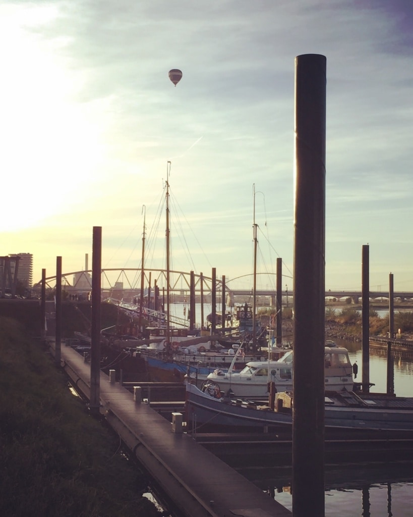 Wenn in Nimwegen die Sonne im kleinen Hafen untergeht, ist der beste Ort für eine Sundowner eines der kleinen Hausboote-Capes.