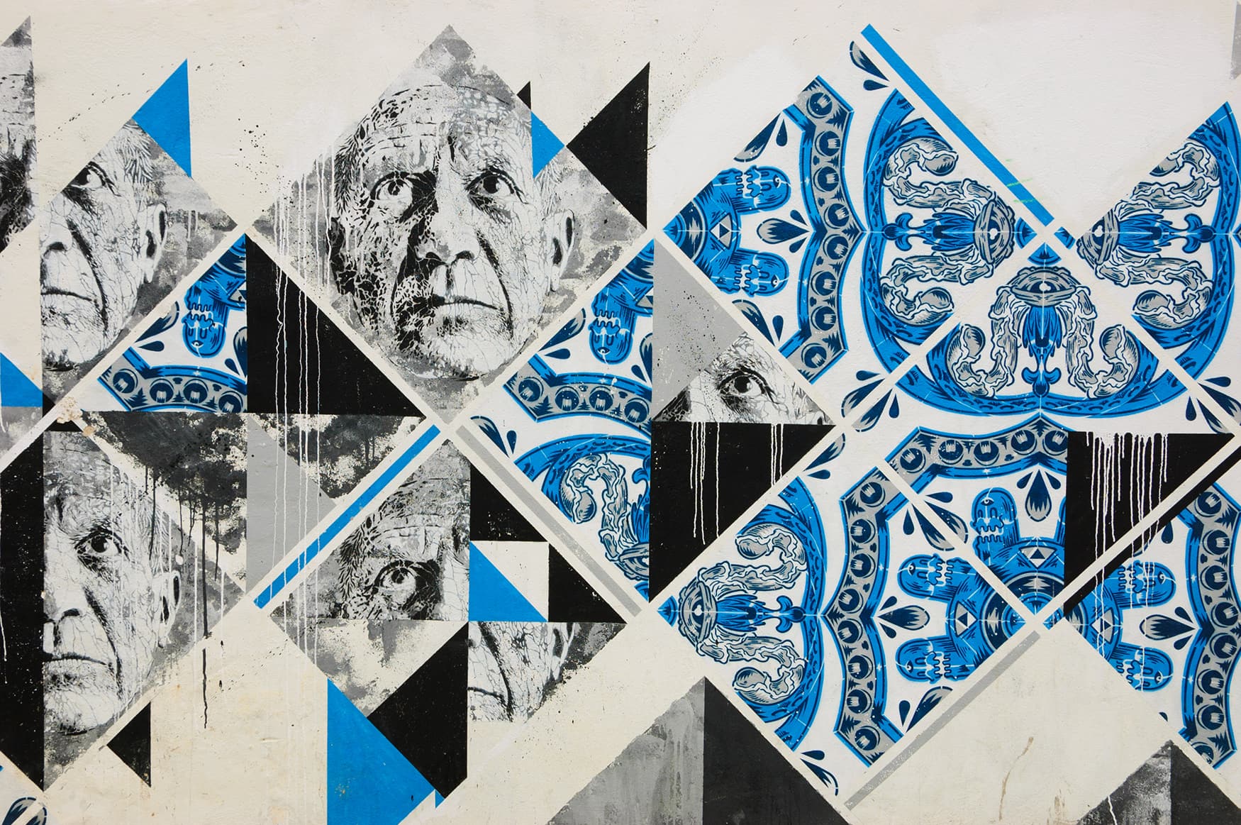Blaue Fliesen an Wand in Lagos