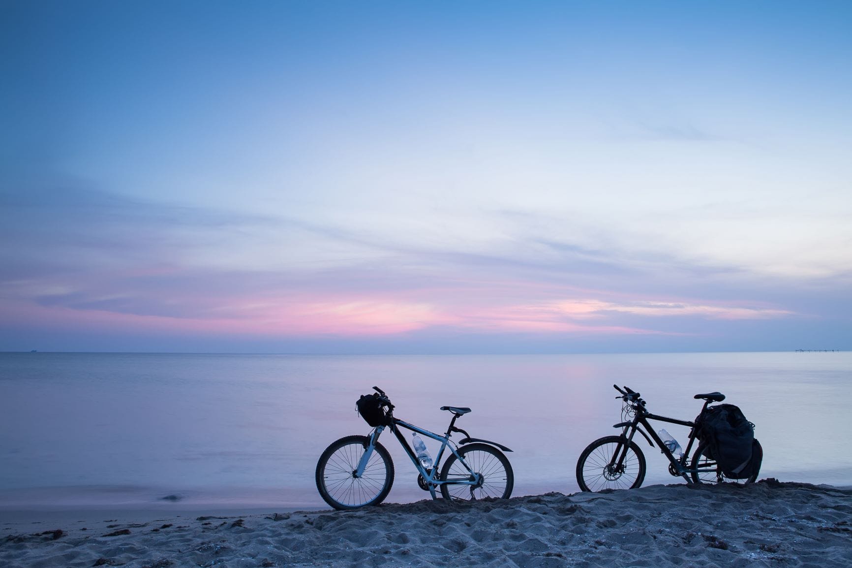 Fahrräder stehend am Strand