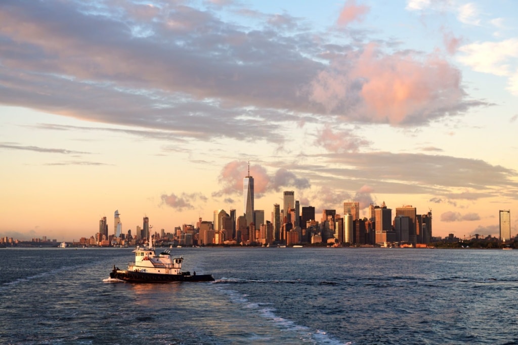 Schiff vor der Skyline New York