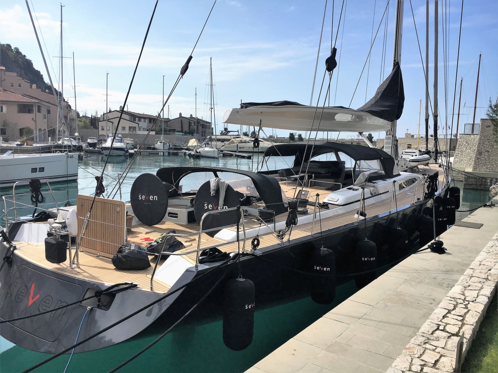 Yacht im Hafen von Portopiccolo